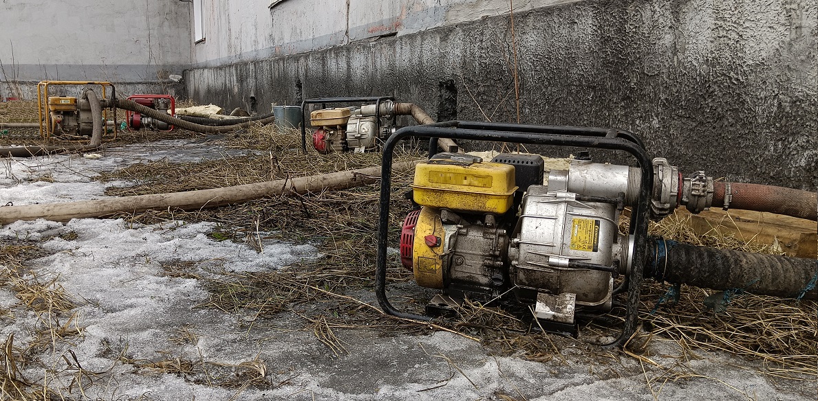 Откачка мотопомпами талой воды из подвала дома в Буденновске